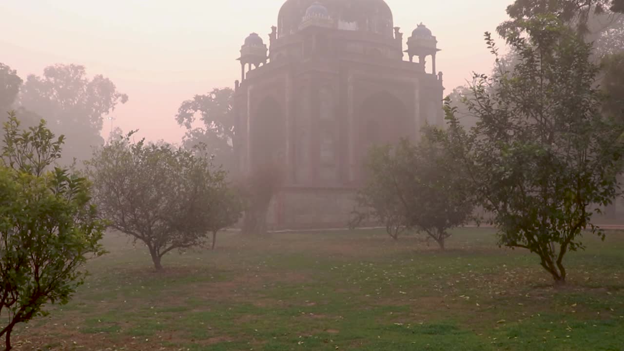 tumba de humayun en la mañana brumosa desde una perspectiva única tomada en delhi india