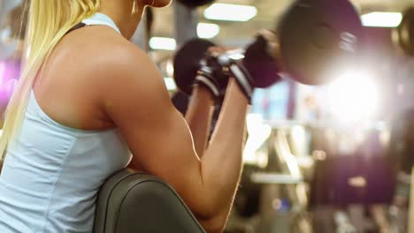 Mujer-En-Forma-Haciendo-Ejercicio-Con-Barra