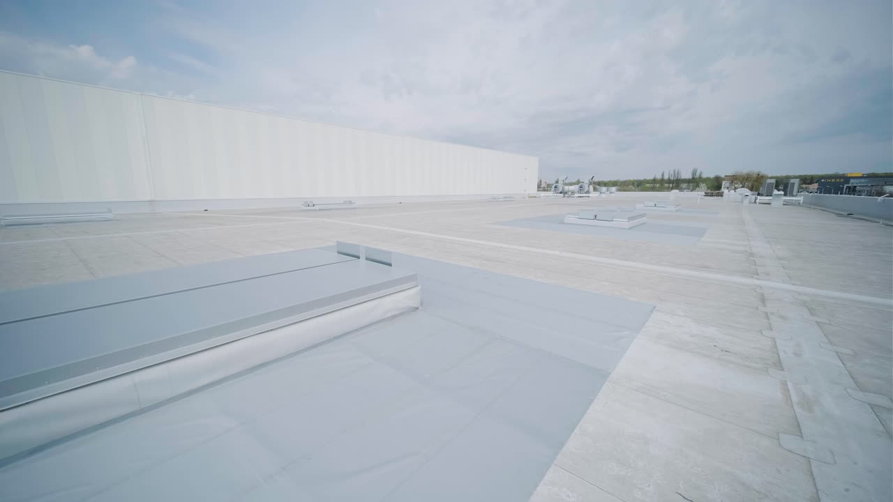 el sistema de aire acondicionado y ventilación de una gran instalación industrial se encuentra en el techo. incluye un aire acondicionado, escape de humo y ventilación.