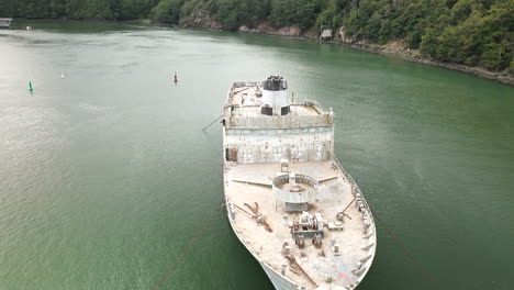 Dolly-Y-Vista-Aérea-De-Un-Gran-Barco-Abandonado-Flotando-En-El-Cuerpo-De-Agua-Con-Gaviotas-Volando