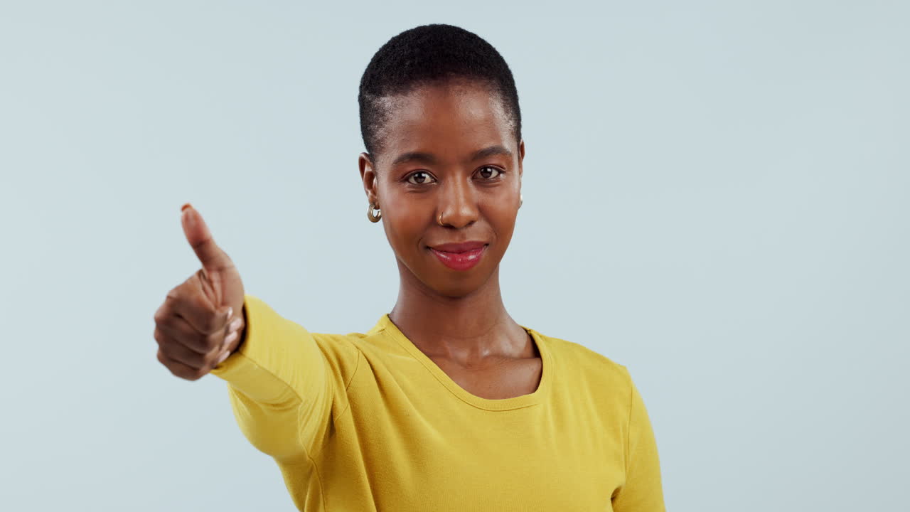 éxito, sonrisa y gracias con una mujer negra