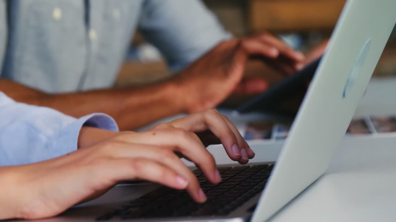 primer plano de ejecutivos de negocios usando computadora portátil, tableta digital