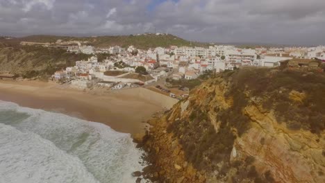 Burgau-An-Einem-Stürmischen-Tag,-Portugal.-Luftaufnahme