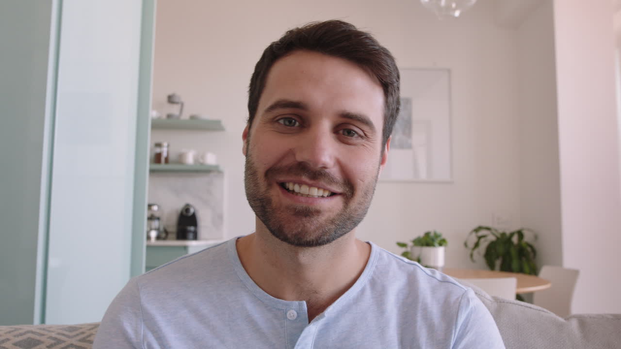 hombre joven atractivo teniendo video chat usando cámara web en casa charlando compartiendo estilo de vida disfrutando de la comunicación en línea en pantalla horizontal