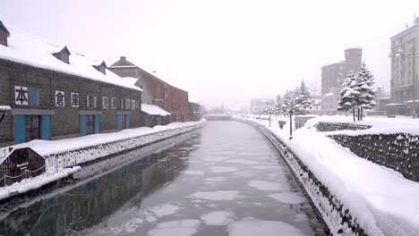 Snowy-weather-at-Otaru-Canal,-famous-tourist-spot-in-Hokkaido-with-few-people