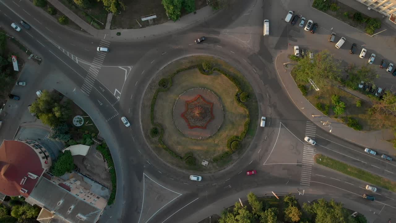 원형 자동차와 함께 도로의 4k 공중 전망.