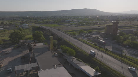 Rotierende-Luftaufnahme-über-Einer-Stark-Befahrenen-Eisenbahnbrücke