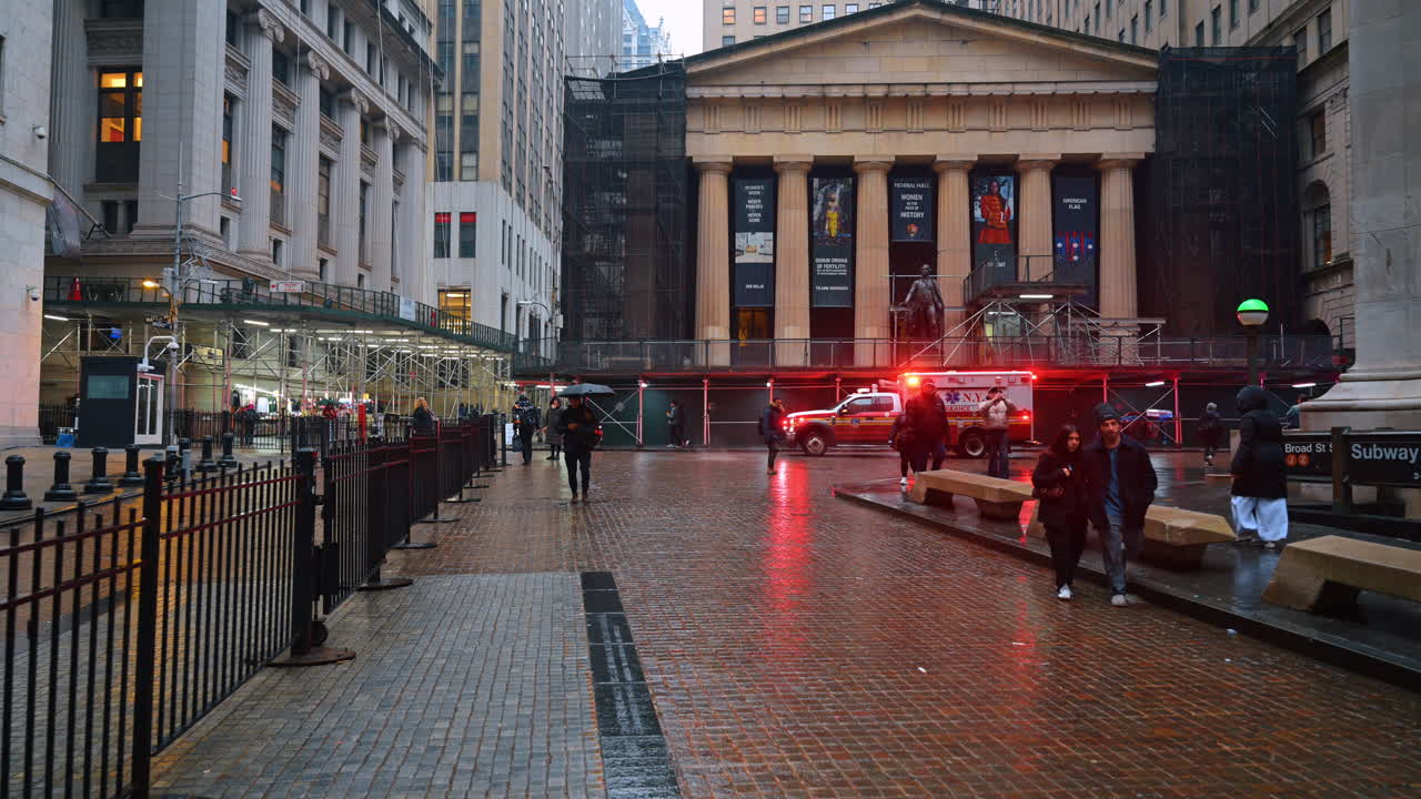 New York, USA, 8 febbraio 2026: Edificio commemorativo storico con pilastri e impalcature di costruzione in una piazza.
