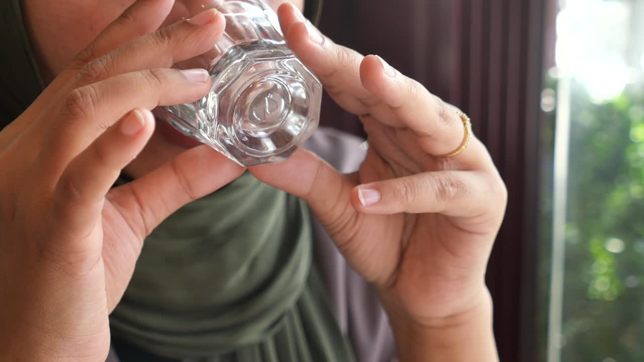 카페에서 물을 마시는 여자