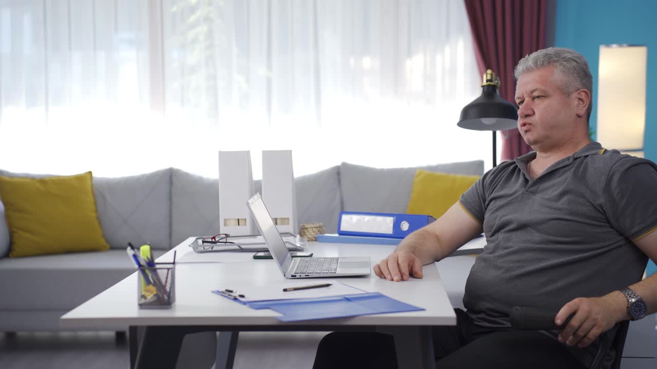 trabajador de oficina en casa aflojando su corbata por el estrés.