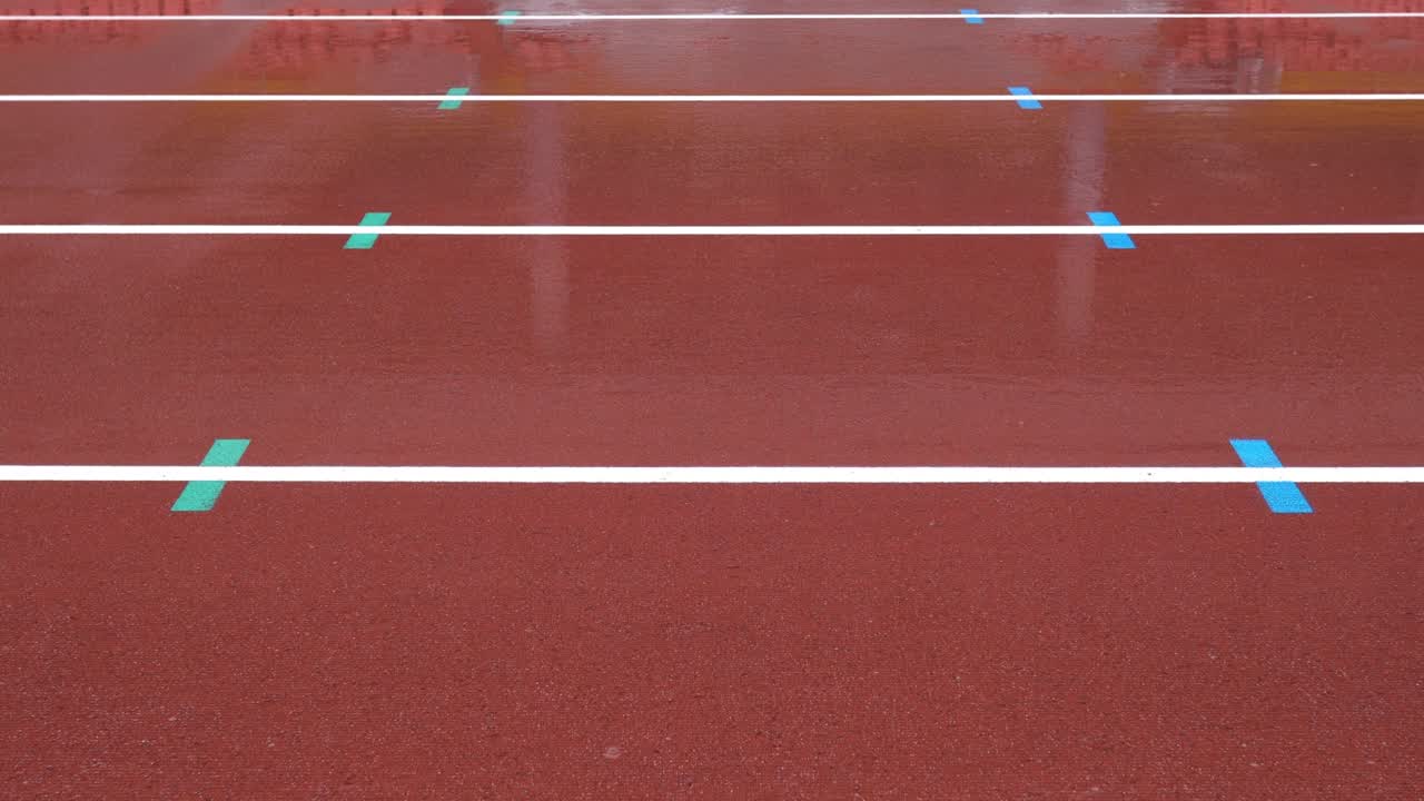 비가 오는 날, 경기장 안의 육상 트랙, 선은 수평입니다.