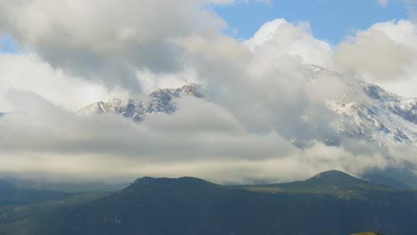 Zeitraffer-Von-Pikes-Peak-Mountains-Mit-Wolken-An-Einem-Hellen,-Sonnigen-Tag-4k