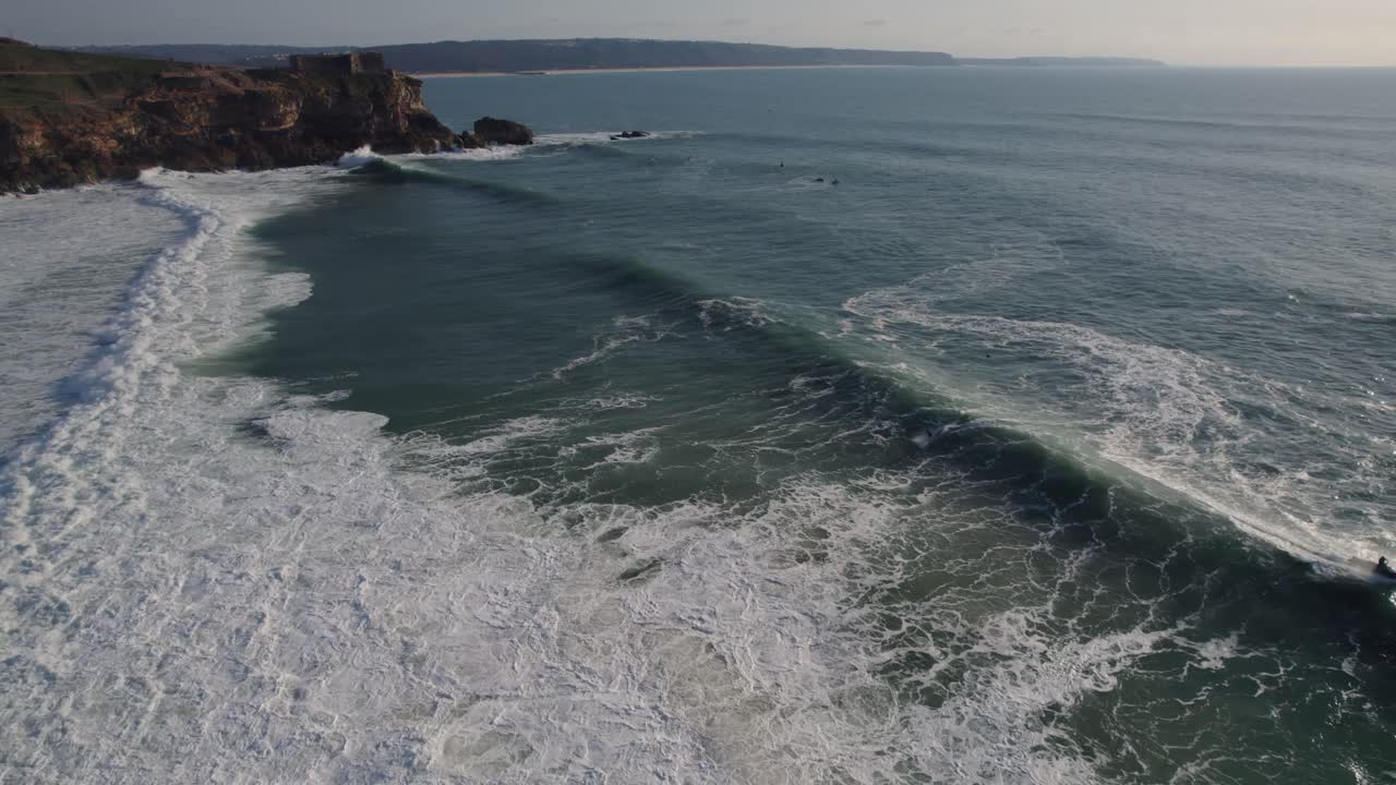 barcos de velocidad navegando en el océano atlántico con olas de espuma tranquilas en la playa de nazare