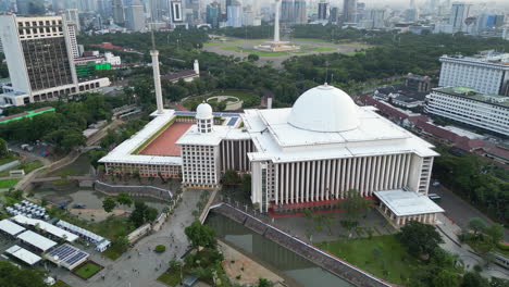 Istiqlal-Moschee-An-Einem-Bewölkten-Tag-In-Jakarta,-Drohne-Zieht-Sich-Zurück