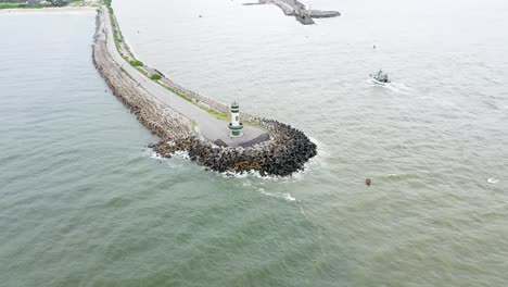 巴西圣卡塔里纳州 farol do molhe da barra de itaipu 灯塔周围的空中景象