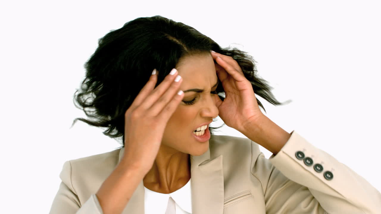 mujer de negocios sacudiendo la cabeza enojada