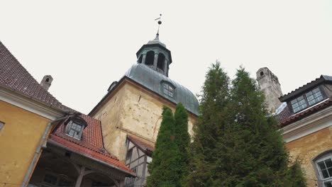 Lielstraupe-Medieval-Castle-in-the-Village-of-Straupe-in-Vidzeme,-in-Northern-Latvia