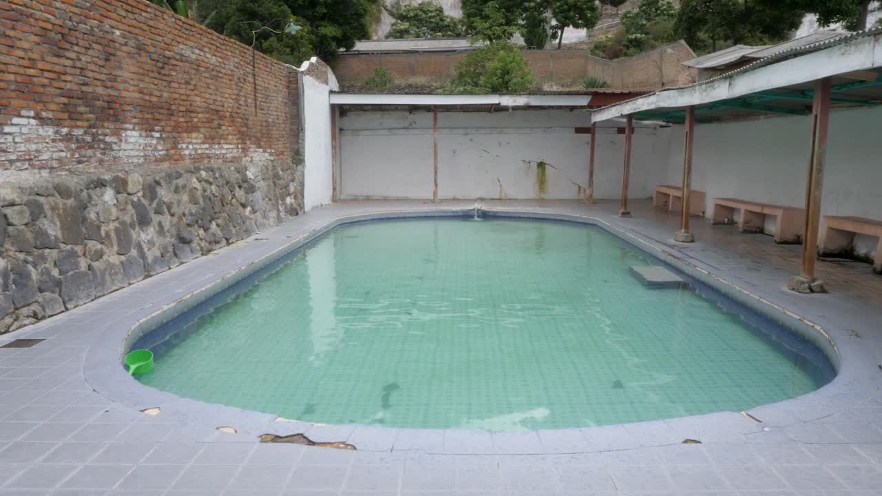 토바 호수 근처의 수마트라의 튜비아크 온천에 있는 빈 수영장, 구름이 가득한 날, 사람이 없고, 조용한 풍경