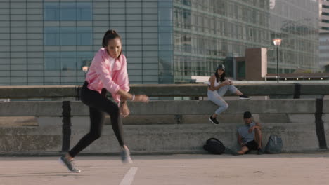 Mujer-Bailando-Joven-Bailarina-De-Hip-Hop-Realizando-Movimientos-De-Estilo-Libre-Amigos-Multiétnicos-Mirando-Disfrutando-De-La-Práctica-De-Danza-Urbana-En-La-Calle