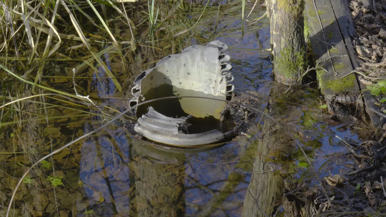 disparo de alto ángulo sobre el río little ouse fluyendo en un desagüe roto mientras caminaba por el bosque de thetford, norfolk, reino unido en un día soleado