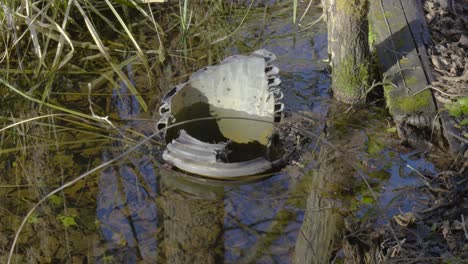 Aufnahme-Aus-Einem-Hohen-Winkel-über-Den-Fluss-Little-Ouse,-Der-An-Einem-Sonnigen-Tag-Durch-Den-Wald-Von-Thetford,-Norfolk,-Großbritannien,-In-Einen-Kaputten-Abfluss-Fließt