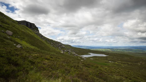 Zeitraffer-Des-Cuilcagh-Boardwalk-Trail,-Bekannt-Als-Stairway-To-Heaven-Walk-In-Der-Grafschaft-Fermanagh-In-Nordirland-Tagsüber-Mit-Malerischer-Landschaft