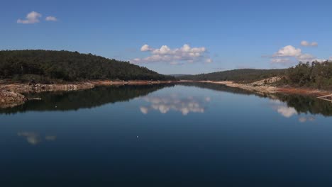 Blick-Auf-Den-O&#39;Connor-Lake-Vom-Mundaring-Weir-Walkway---Perth,-Australien