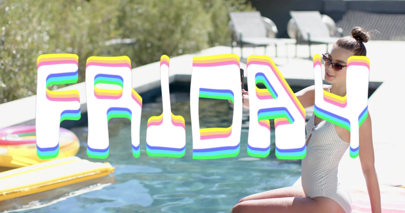 Kvinna i 20-årsåldern sitter vid poolkanten, använder telefon, justerar baddräkt, med FRIDAY-överlägg och utrymme för text
