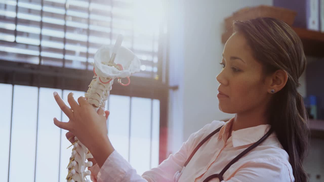 fisioterapeuta examinando el hueso en la clínica 4k