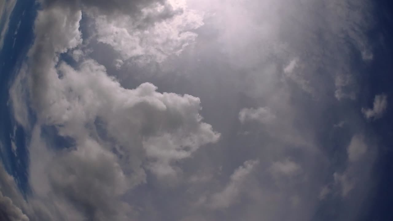 cielo azul y capa de nubes moviéndose en una hermosa tarde soleada