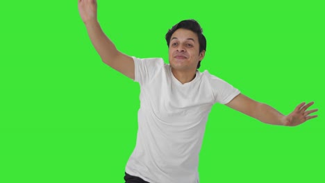 hombre indio feliz bailando y disfrutando de la pantalla verde