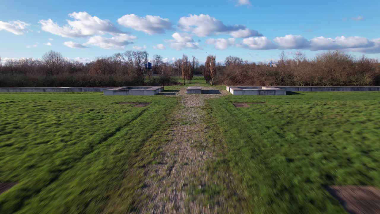 원래 워터라인 방어 정착지의 청사진과 함께 로마 연대 요새의 내부 윤곽 공간의 근접 촬영을 보여주는 공중 후방 이동