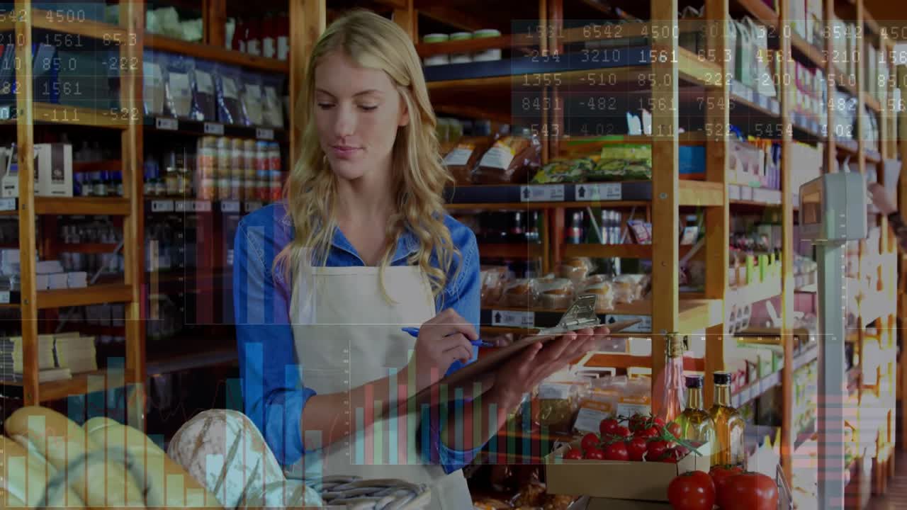 Atendente de supermercado escrevendo na prancheta no balcão de hortifrúti, atualizando o estoque com sobreposição mostrando as quantidades.