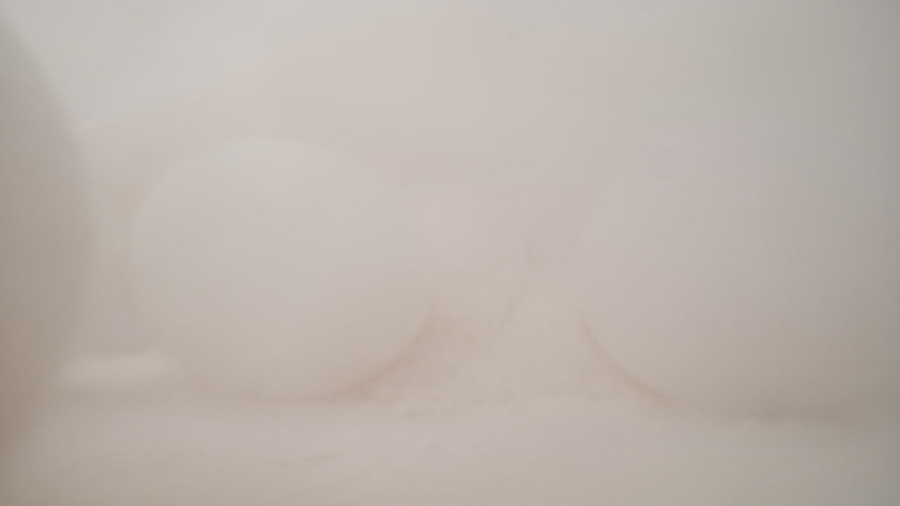 tabla de pastelería con huevos, rodillo y polvo de harina soplando en cámara lenta