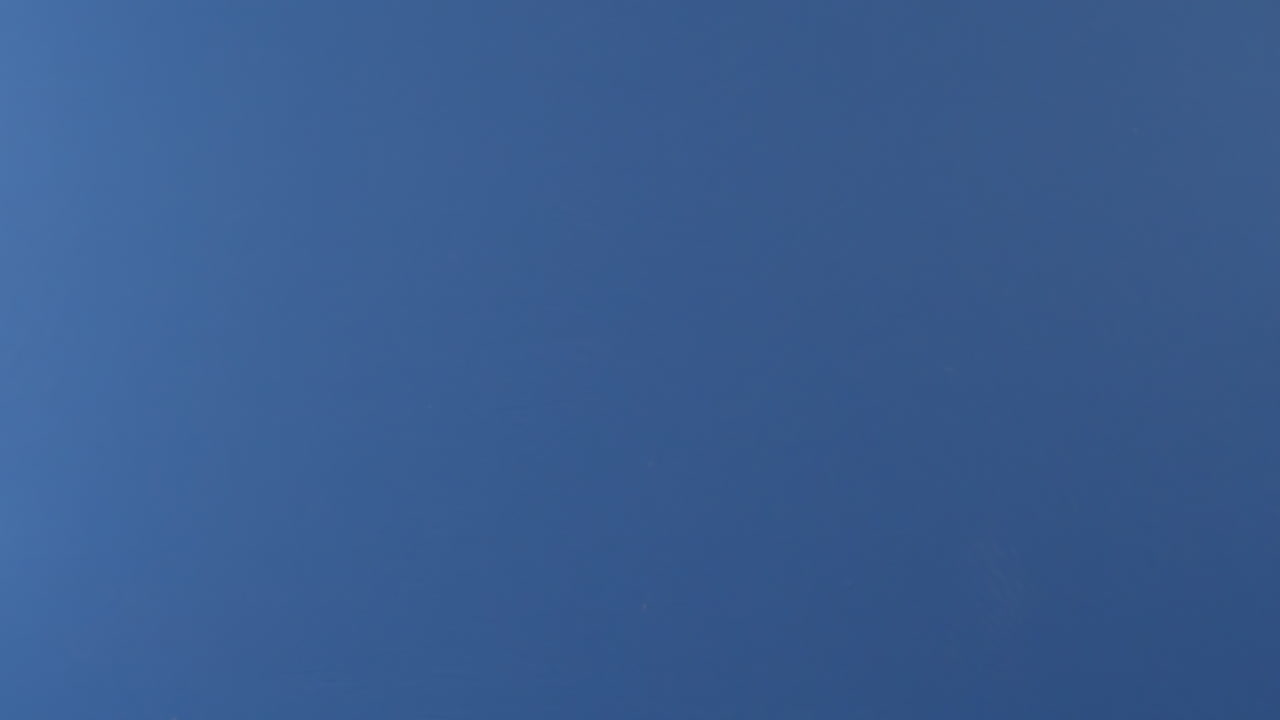 se ve una rebanada de pizza de pepperoni volando por el aire en cámara lenta