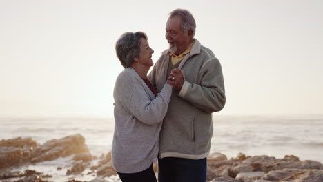 Tomados-De-La-Mano,-Bailando-O-Pareja-De-Ancianos-En-La-Playa