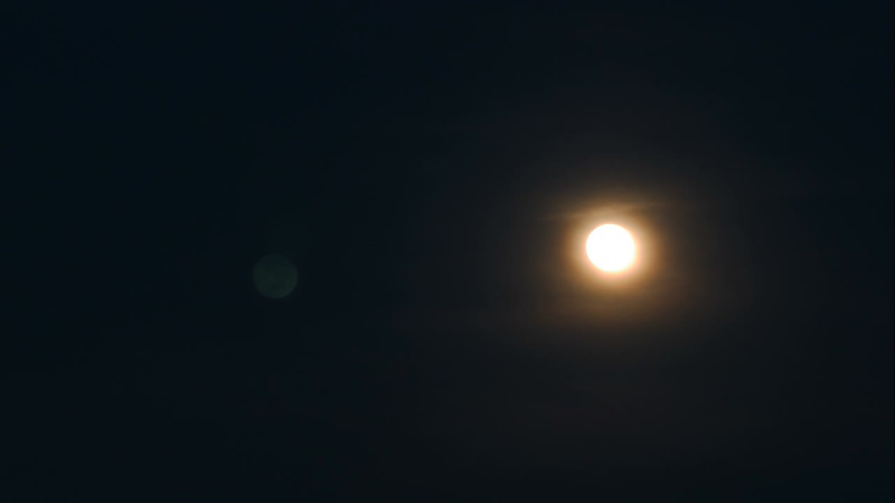 달이 뜨고 하늘이 어두워집니다.