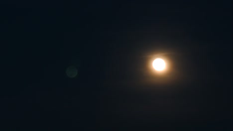 la luna naciente y el cielo se vuelven más oscuros