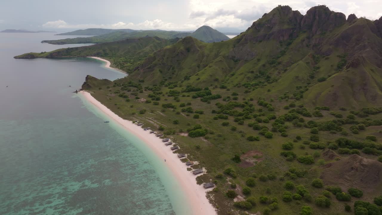 Luftbild einer tropischen Küste mit Wellen, Padar, Komodo