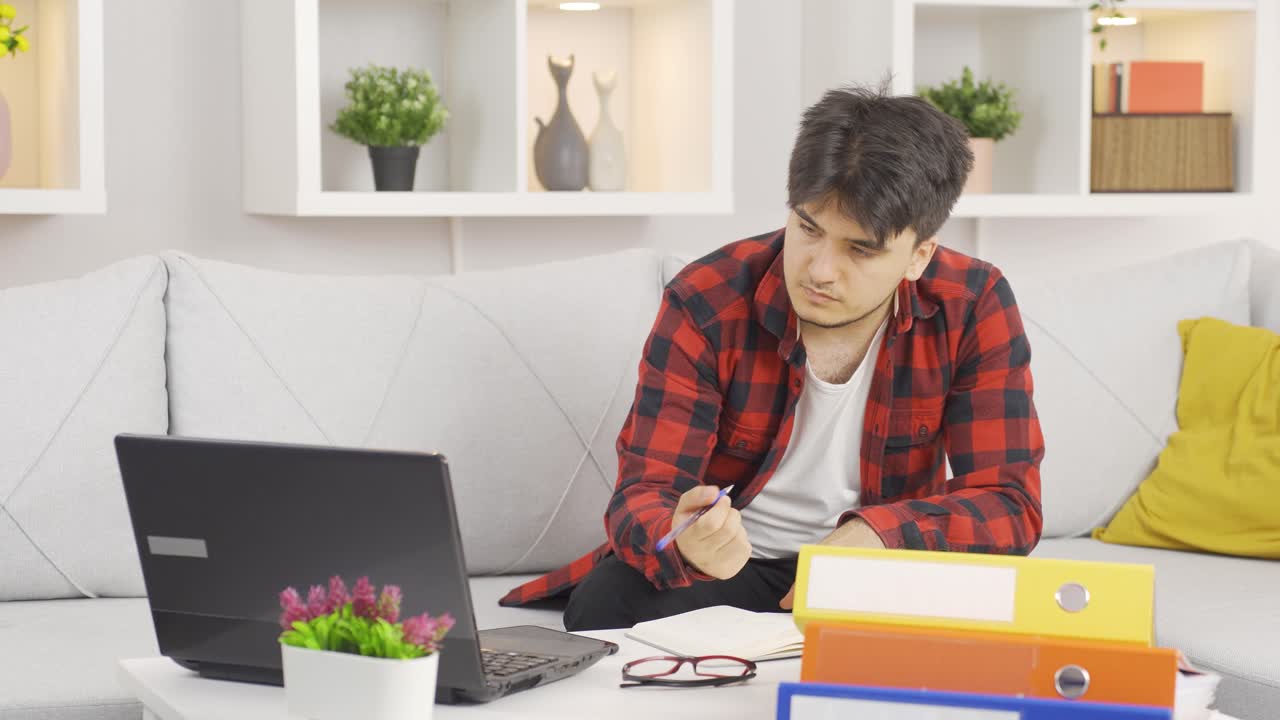 el perezoso deja su trabajo y juega juegos.