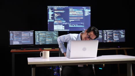 programador sobrecargado de trabajo con dolor de espalda