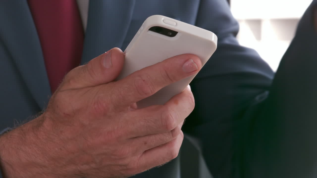 스마트폰을 사용하는 우아한 사업가