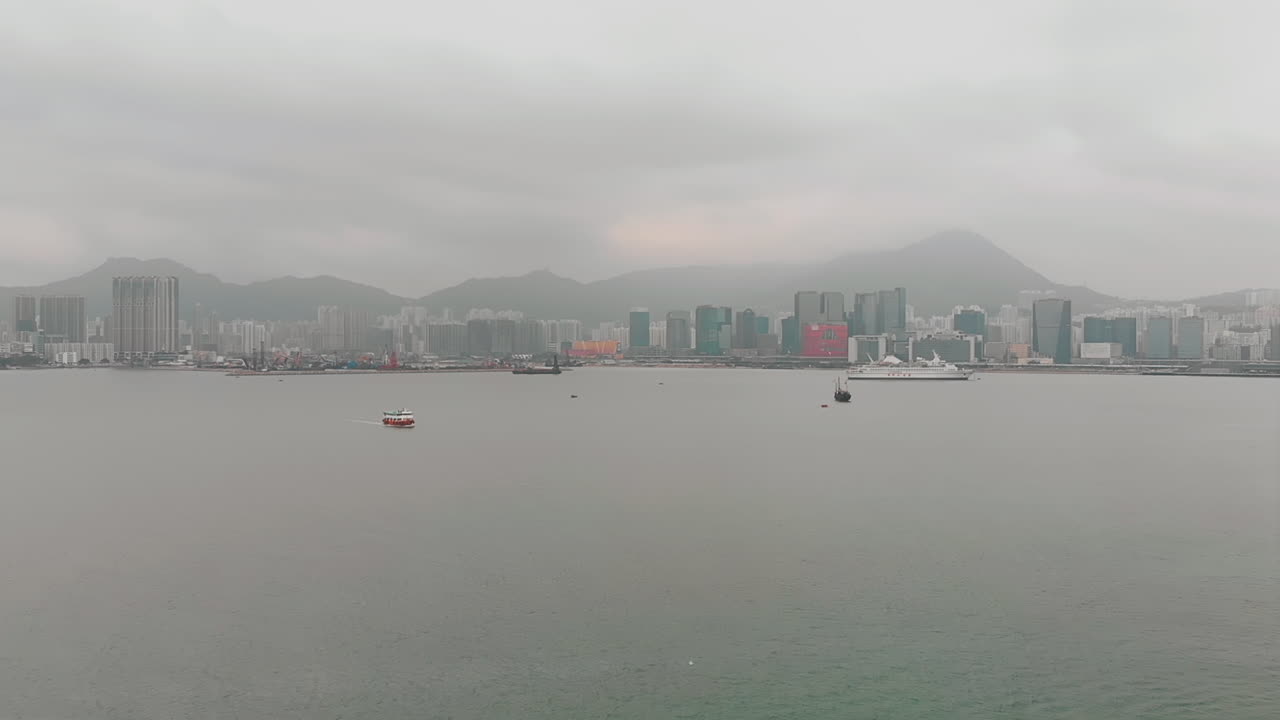 안개가 자욱한 산간 지평선이 있는 산업 회색 도시