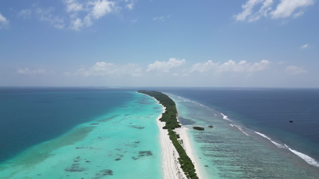 Laguna insulare azzurra e spiaggia tropicale con banco di sabbia a Dhigurah, Maldive.