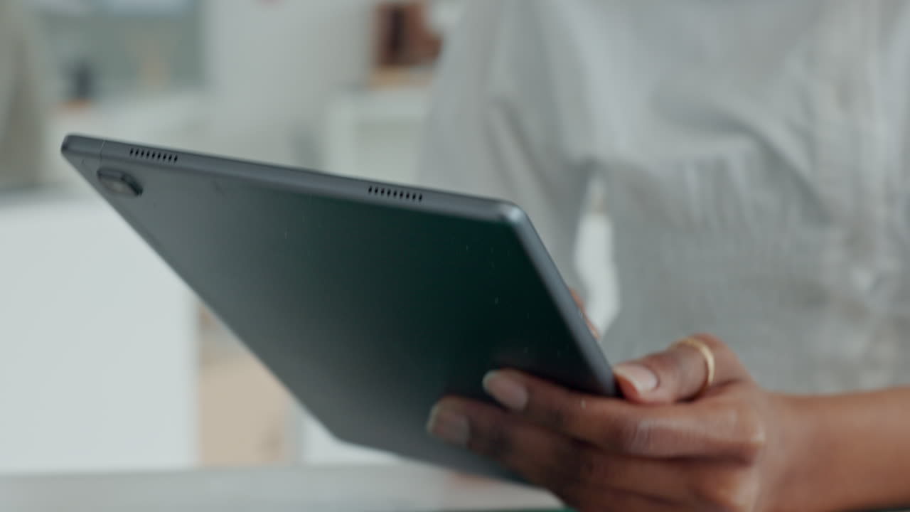 흑인 여성이 서류를 계획합니다.