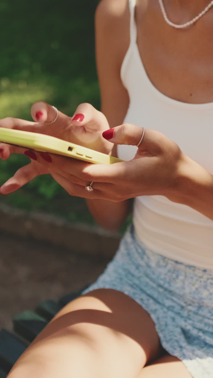 eine Frau benutzt ein Handy