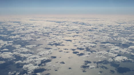 Antenne-Von-Oben-Nach-Unten-Von-Einer-Gruppe-Kleiner-Wolken,-Die-Den-Ozean-Reflektieren