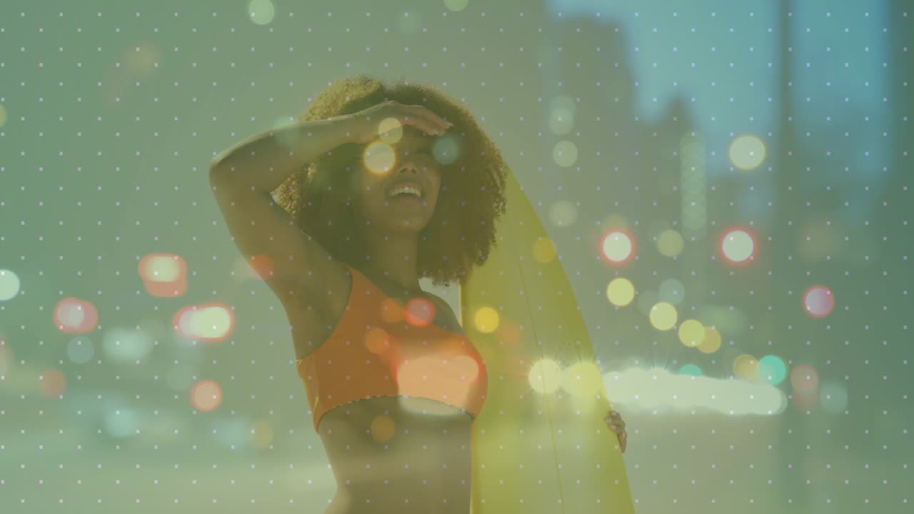 Donna tiene la tavola da surf in spiaggia, si ripara gli occhi dal sole mentre guarda l'orizzonte, con bokeh che aggiunge un senso di viaggio.