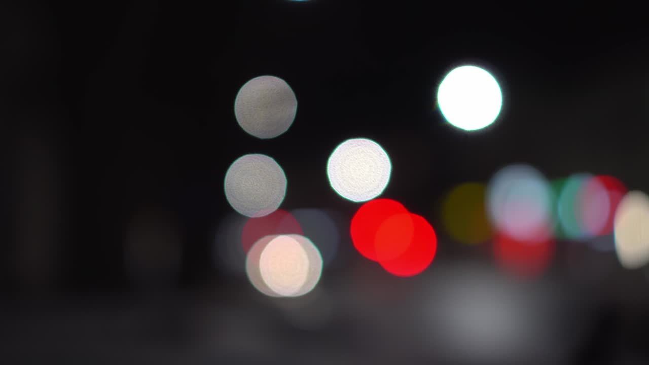hermoso bokeh brillante en un fondo oscuro y borroso por la noche.