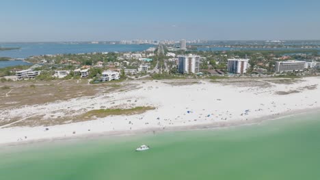 mujer camina fuera de una mansión en sarasota florida